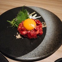 近江うし 焼肉 にくTATSU 青山本店 - 肉TATSUユッケ