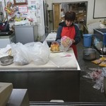 鳥庄 - 女将さんがうちの鳥を用意してます。