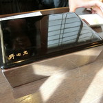 「野田岩」の名入り保温箱