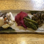 旬ものと日本酒 とみ笑 - 漬物盛合せ