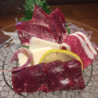 馬桜 下通り店 - 「特上馬刺し盛り(4種)」一人前2400円(税別)。馬刺の種類は「赤身、タテガミ、フタエゴ、上馬刺し」の4種。