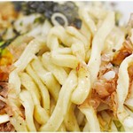 ラーメン英二 - ゴワゴワな麺。これがまた暴力的な旨味をガッシリ受け止めるのです。