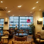 エール・エル ワッフル カフェ - 川沿いの店内。