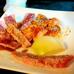 焼肉食堂 リキ太郎 - 上　カルビ、牛ホルモン（シマチョウ）、手前がカイノミ