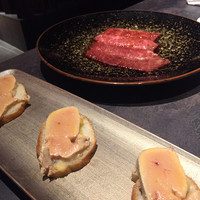 東京焼肉 平城苑 銀座5丁目店 - フォアグラ添えて。店員が焼いてくれる