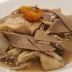 ファリナモーレ - ◆「舞茸と山伏豚のコンソメスープ そば粉の手打ちパスタ」