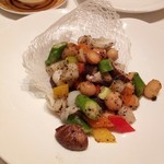 Shang Palace - 野菜の角切りとマカダミアナッツの黒トリュフペースト炒め鳥の巣風バスケット仕立て