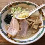 特麺コツ一丁ラーメン - ラーメン 麺半分 700円 ニンニクありアブラ多めで