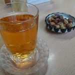 梅乃家 - 梅割りと揚げた豆（梅割りひと口飲んでから写真写してない事に気がついたのでひと口飲んじゃってます(*´艸｀*)