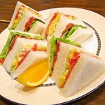 卵と野菜のサンドイッチ