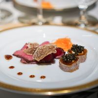 洋食 つばき - 鹿児島牛のランプのローストビーフ、白トリュフ、 　柿とクリームチーズ、キャビア