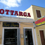 Torattoria Da Attilio In Paese - 看板には「高級な嗜好品 ボッタルガと燻製 手作り直売」と書いてあります 看板に偽りなしです