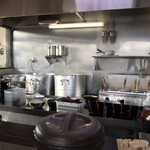 広くて明るい厨房は見ていて気持ちが良いですね