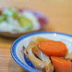 宝来家 - "煮物（にもの）"、竹輪魚餅（ちくわ）、胡蘿蔔（せりにんじん）