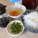 麺屋はなび - 平日サービスの生タマゴ、ご飯、漬け物