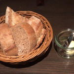 ビストロ マチュリスタ - お通しのパン、燻製バター