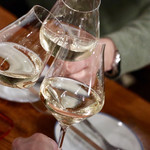 酒とタイ料理 ピッサヌローク - 白ワインで乾杯〜♪