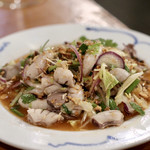 酒とタイ料理 ピッサヌローク - 豚ホルモンのサラダ（ヤム サイタン）