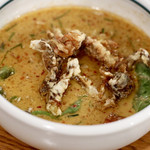 酒とタイ料理 ピッサヌローク - ソフトシェルクラブとゆり根のレッドカレー（ゲーンペッ）