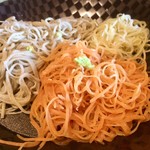 そば処 松 - わさびをパラパラ。人参じゃありませんよ、唐辛子です。