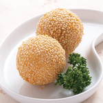ごま揚げ団子（2個）580円（税抜）