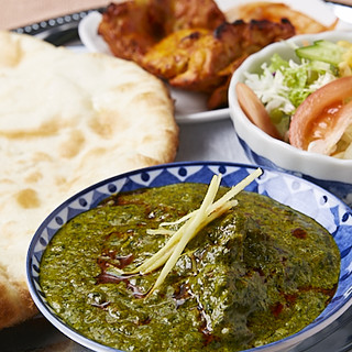 大人気！！★あっつあつのチーズナンとルンビニカレー♪