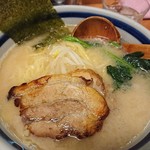 麺友 一誠 - 背脂入りラーメン(ネギ抜き) 大盛り