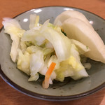 とんかつ八千代 - 漬物も美味しい。