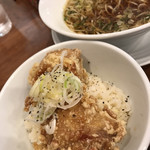 安居 - オマケに注文した唐揚げ丼が実に美味かった。ご飯にかかった塩ダレが絶品♪