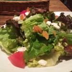 グルガオン - 今宵もグルガオンディナーを注文しました。まずはサラダ。レタスにトマト、チーズと彩り鮮やかです。