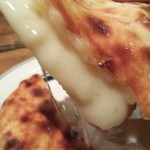 グルガオン - クルチャの中には熱々のチーズがトロ～(*￣∇￣)ノ