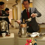 メゾン タテル ヨシノ - 絞った鴨のエキスをソースに仕上げていきます