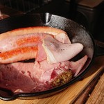 ミノオ ビール ウエアハウス - ソーセージとハムの盛り合わせ