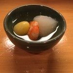 手酌割烹 てら田 - 鯛の炙りと蕪の土瓶蒸し
      銀杏 海老 蕪