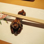 寿司栄 華やぎ - 箸置き。