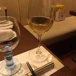 和風フレンチ ichiRyu - まずは白ワイン。甘さとコクの深さを感じさせる飲みやすい逸品。水も美味しい！