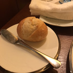 和風フレンチ ichiRyu - バゲットにはバターが。二個めからは皿に残ったソースで食べる。