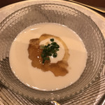和風フレンチ ichiRyu - カブの冷製スープ。上にかかっている甘いハチミツのようなものが深みを与えている。