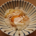 花いち - 白身に90秒火が通っている感じです。
      花いち特製の出汁醤油を一周させました。