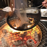 元祖 ざる焼 小林養鶏 本店わさび - このようにザルに入れて一気に焼きます！