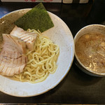 辰寅 - つけ麺にチャーシュートッピング。
麺もチャーシューもつけだれすべてがめちゃくちゃおいしかった！
肉厚なチャーシューがつけだれの中にも入っててうれしかった！