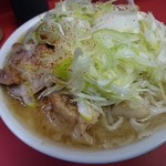 ラーメン二郎 - 小豚ラーメン900円＋ネギ50円
      ネギは毎日あるわけでなく、メルマガで連絡がきます。脂も増量してもらい絡めて食べると美味なり