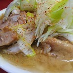 ラーメン二郎 - 写真では分かりにくいですが、結構な厚切り豚！
      脂身率も適切で美味かったです
      ＊唐辛子は初めからかかってるわけではないです。一振りしてから写真撮ってないの思い出しました