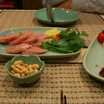 プーケット - 手作りのソーセージ。右にちょっと写ってるのは春巻き。