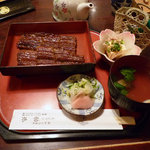 うなぎの助弥 - 蓋を取ります