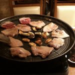 あかり - 定番メニュー　サムギョプサル（豚の三段バラ）　ニンニクは良く焼きで