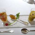 ラ・ロシェル - 三つのお楽しみは、左側が透明なガスパチョ、そしてその中にピーマン、キュウリと帆立の燻製を入れて。真中は、エピスで華やかな香りを添えたシラスのフライ、右側はカボチャのスープの中に、鴨の胸肉のローストとお