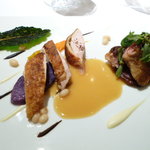 ラ・ロシェル - メインは、ホロホロ鶏。左は紫ジャガイモ、白い小豆や黒キャベツで彩りがとてもきれい