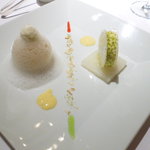 ラ・ロシェル - 右側は梨のジュレ、ピスタチオ付きのパルフェにはゆずの香りのアクセント、左側は梨のコンポートで上に蜂蜜ミルクの泡