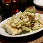 餃子とスパークリング バブルス - サラダ餃子